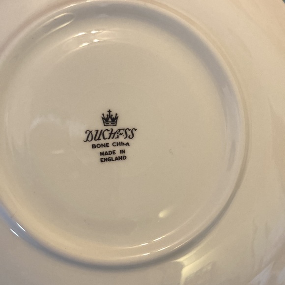 Gorgeous Old Fashioned Flowered Tea Cup & Saucer - Picture 3 of 3